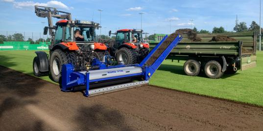 Abfräsen der Rasenfläche 3-5cm mit dem Koro Field Top Maker