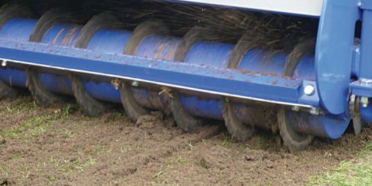 20cm tiefe Schlitze mittels dem Koro-Recyklingdresser in den Boden einfräsen