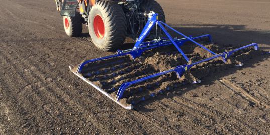 Gefräste Fläche mittels Koro - Speedharrow (Planieregge) einebnen